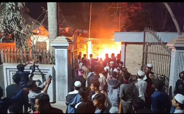 সাবেক রাষ্ট্রপতি আবদুল হামিদের বাড়িতে হামলা