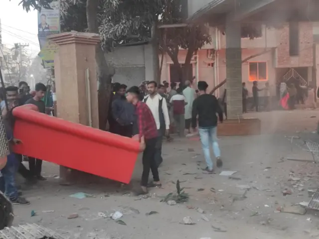 যে যা পারছে, নিয়ে যাচ্ছে বাড়ি থেকে