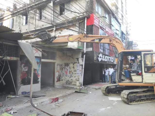 ভাঙা হচ্ছে টাঙ্গাইলের প্রয়াত আ'লীগ নেতা ফজলুর রহমান খান ফারুকের বাড়ি