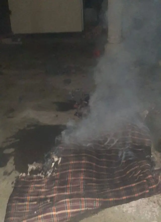 হামলাকারীরা বাড়ির তোষকে আগুন ধরিয়ে দেয়