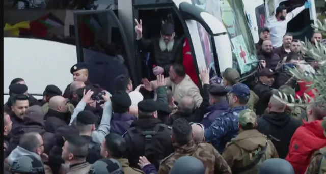حافلة تقل سجناء فلسطينيين تصل إلى رام الله