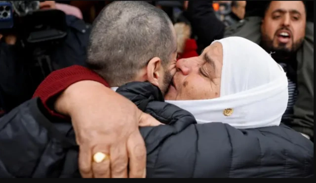 سجناء فلسطينيون مفرج عنهم يحتضنون عائلاتهم