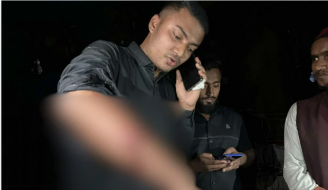 গাজীপুরে জেলা প্রশাসকের কার্যালয়ের সামনে বৈষম্যবিরোধী ছাত্র আন্দোলনের এক সদস্য গুলিবিদ্ধ