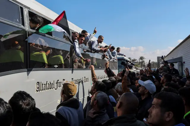 حافلة تقل سجناء فلسطينيين أفرجت عنهم إسرائيل سابقاً
