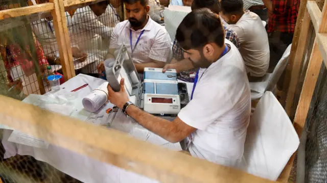 दिल्ली में मतगणना जारी है