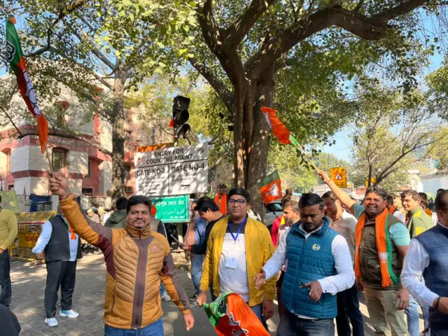 भारतीय जनता पार्टीच्या कार्यकर्त्यांनी आपल्या पक्षाला बहुमत मिळत असल्याचं दिसल्यावर जल्लोष सुरू केला आहे.