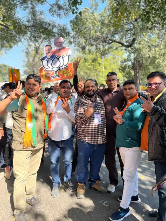 भारतीय जनता पार्टीच्या कार्यकर्त्यांनी आपल्या पक्षाला बहुमत मिळत असल्याचं दिसल्यावर जल्लोष सुरू केला आहे.