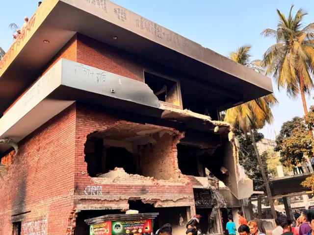 ধানমণ্ডি ৩২ নম্বরে বাড়িটির ধংসস্তুপের মধ্য থেকে রোববারও অনেক মানুষকে রড ইটসহ বিভিন্ন সামগ্রী নিয়ে যেতে দেখা যায়