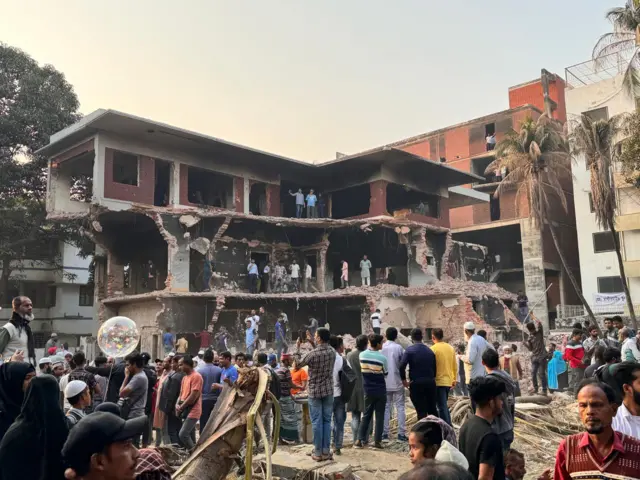 ধানমণ্ডি ৩২ নম্বরের ভাঙা বাড়িটি ঘিরে রোববারও ছিল উৎসুক মানুষের ভিড়