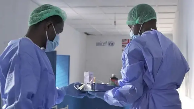 Ndị ọrụ ahụike na-eleta onye bu ọrịa mpox