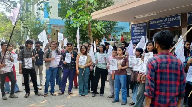 पुलिस ने बताया कि नाराज़ छात्रों ने मंत्री और सुरक्षाकर्मियों की कार में तोड़फोड़ भी की