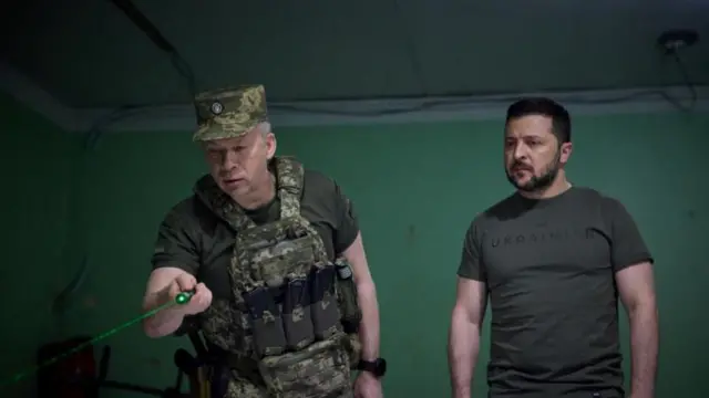 Oleksandr Syrskyi (bitaa) fi Volodymiir Zeleniskii - Suuraa faayilii