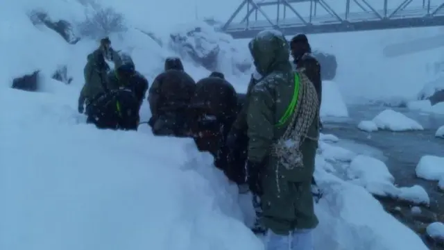 फंसे मजदूरों को निकालते सैनिकों की तस्वीर