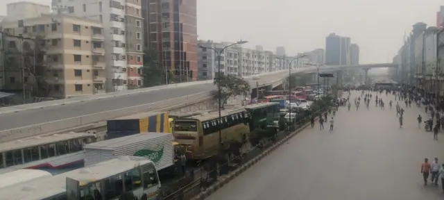 বনানীতে সড়ক দুর্ঘটনায় পোশাক শ্রমিকের মৃত্যুর ঘটনায় সকাল থেকে সড়ক অবরোধ চলছে