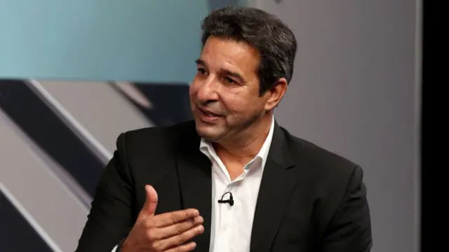 पाकिस्तान क्रिकेट टीम के पूर्व कप्तान वसीम अकरम