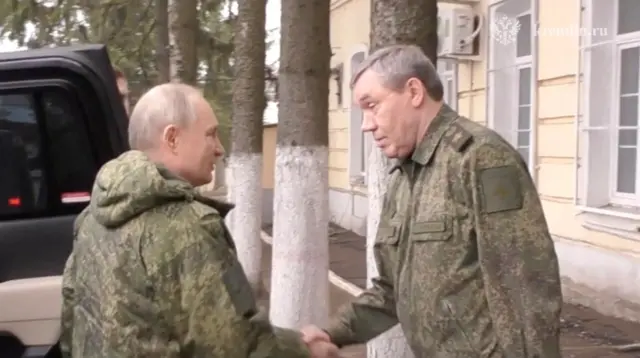Путин в камуфляже жмет руку Герасимову