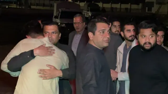 स्टेशन पर जमा यात्रियों के रिश्तेदार