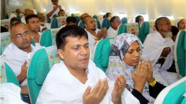 বাংলাদেশ থেকে প্রতি বছর লক্ষাধিক মানুষ হজে যান