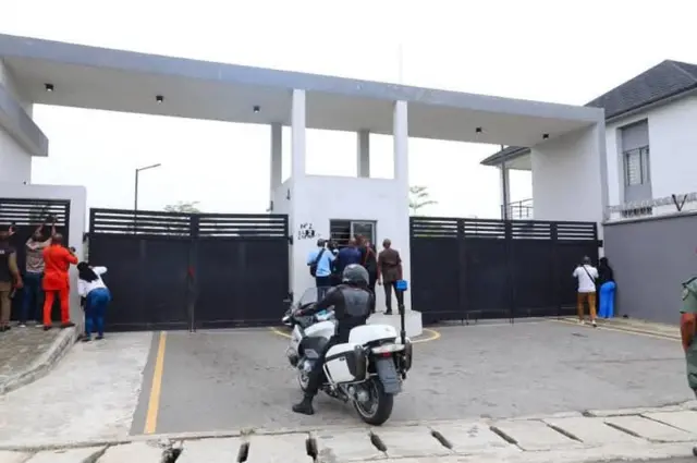 Onweghi otu n'ime ndị omeiwu zara okwu ekwentị gọvanọ kpọrọ ha.