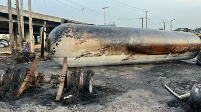 Etu ụgbọala bu mmanụ ọkụ ‘gas’ siri gbaa ọkụ na Legọs