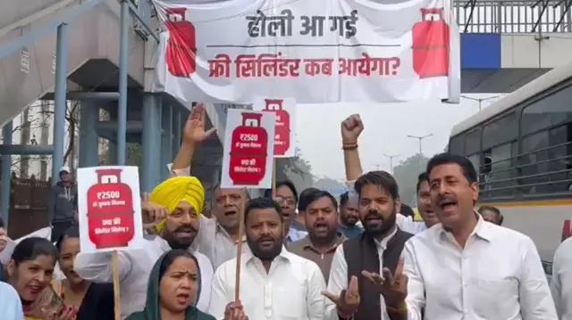 मुफ़्त गैस सिलेंडर के लिए बीजेपी की दिल्ली सरकार के ख़िलाफ़ प्रदर्शन करते आप कार्यकर्ता