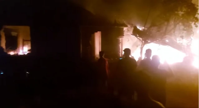 মাগুরায় শিশু যৌন নিপীড়নে অভিযুক্তের বাড়িতে অগ্নিসংযোগ