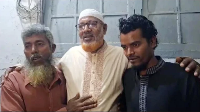 দুই ভুক্তভোগীকে জড়িয়ে ধরে তিনি ক্ষমা চান