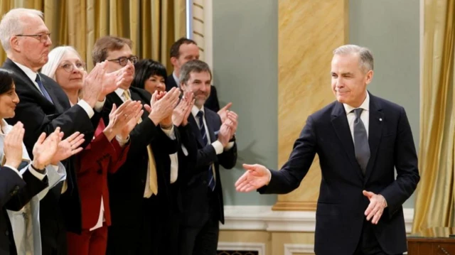 Mgbe a na-akụrụ Carney aka dịka e duchara ya n'iyi ọrụ.