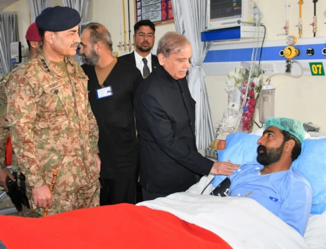 دورہ کوئٹہ کے دوران وزیراعظم شہباز شریف نے آرمی چیف جنرل عاصم منیر کے ہمراہ ہسپتال میں متاثرین کی عیادت کی۔