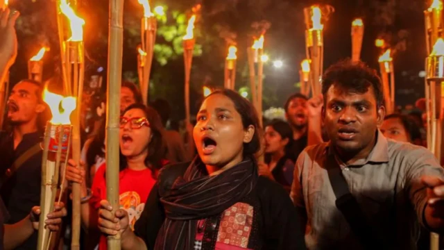 بنگلہ دیش میں ریپ کا نشانہ بننے والی آٹھ سالہ بچی  کی موت کے بعد ملک بھر میں شدید مظاہرے شروع