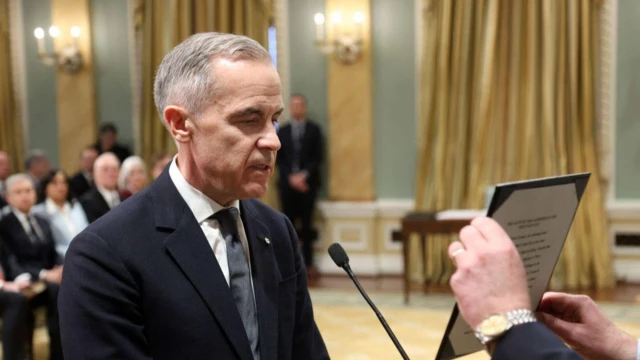 N’emume idu n’iyi ọrụ e mere n’obodo Ottawa, Carney ṅụrụ iyi nye Eze Charles.