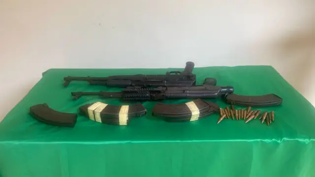 Egbe na mgbọ e nwetere n'aka ndị a.