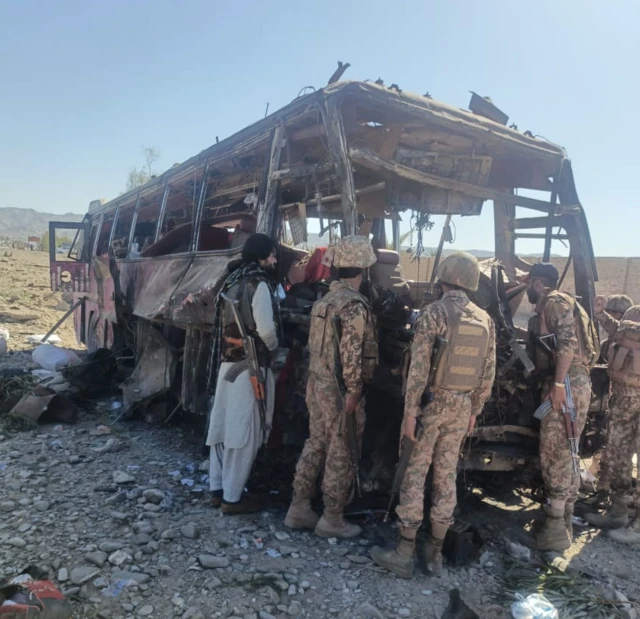 ایک سینیئر سرکاری اہلکار کے مطابق دھماکہ نوشکی شہر کے قریب کوئٹہ اور تفتان کے درمیان آر سی ڈی شاہراہ پر ہوا۔