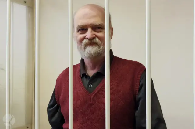 В ходе процесса Скобов демонстративно отказывался общаться с судом