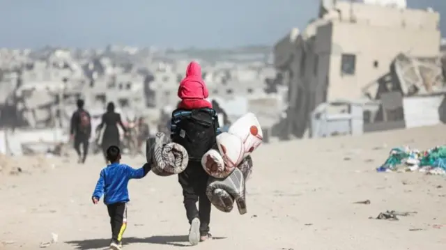 घर छोड़ते लोग