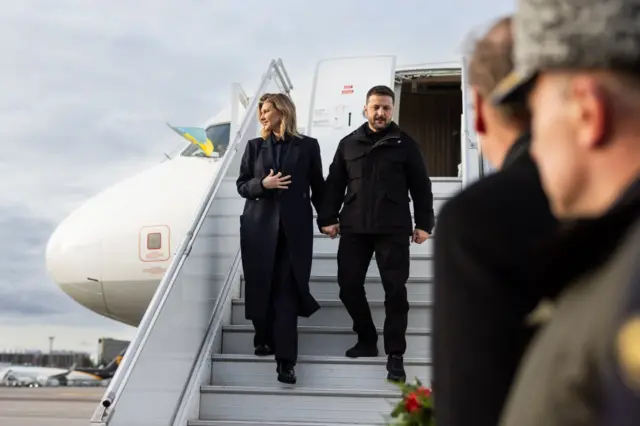 Владимир Зеленский на трапе самолета в Хельсинки