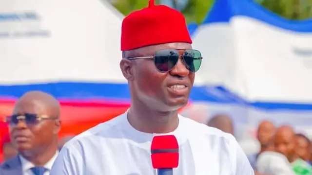 Gọvanọ Nwifuru akwụsịla ndị kọmịshọna atọ ọrụ n’Ebonyi steeti
