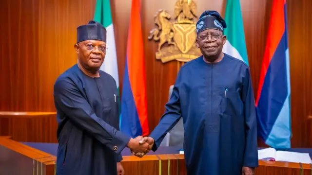 Shugaban Najeriya Bola Tinubu da gwamnan riƙo na jihar Rivers Vice Admiral Ibok-Ete Ekwe Ibas mai ritaya