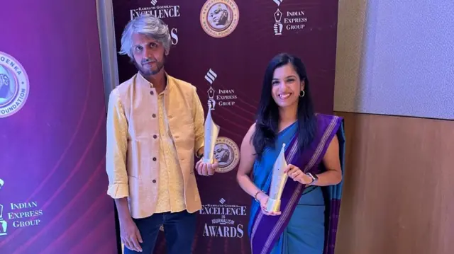 बीबीसी के पत्रकार तेजस वैद्य और पत्रकार एनाक्षी राजवंशी