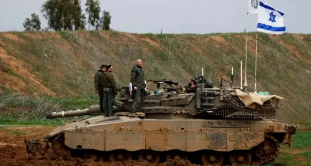 Mgbe ndịagha Izrel guzoro n'elu ụgbọ e ji akwa mgbọ n'okeala Izrel na Gaza