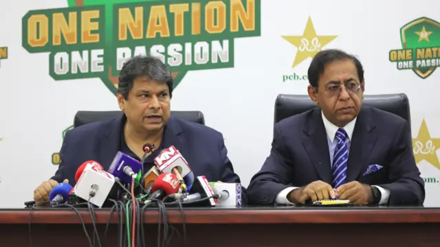 पाकिस्तान क्रिकेट बोर्ड के चेयरमैन के सलाहकार आमिर मीर (बाएं) और मुख्य वित्तीय अधिकारी जावेद मुर्तज़ा