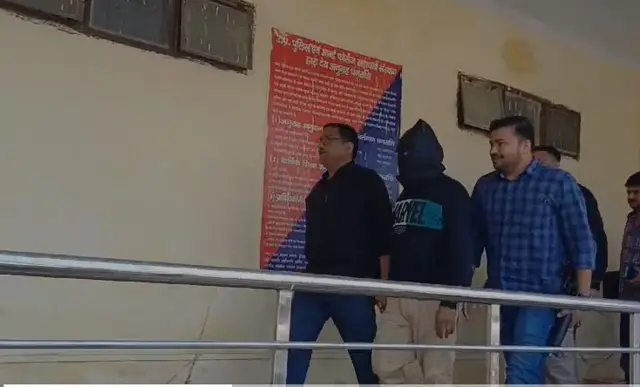 गिरफ़्तार प्रोफ़ेसर को ले जाती पुलिस