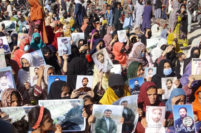 بلوچ یکجہتی کمیٹی کا کوئٹہ میں تین مظاہرین کی میتوں کے ہمراہ دھرنا جاری، پولیس کی فائرنگ کے الزام کی تردید