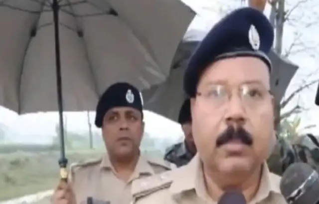 अररिया के पुलिस अधीक्षक मुठभेड़ की जानकारी देते हुए