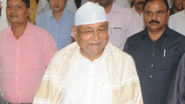 नीतीश कुमार की 'इफ़्तार' पार्टी