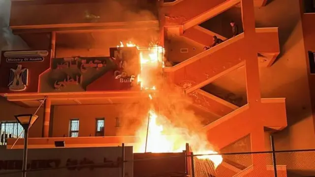 Hospitaala Gaazaa gubataa jiru