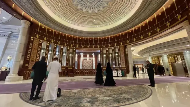Внутри отеля Ritz Carlton в Эр-Рияде, где ведутся переговоры
