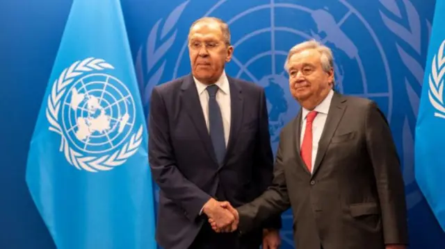 रूस के विदेश मंत्री सर्गेई लावरोव (बाएं) और संयुक्त राष्ट्र प्रमुख एंटोनियो गुटेरेस (दाएं) (फ़ाइल फ़ोटो)