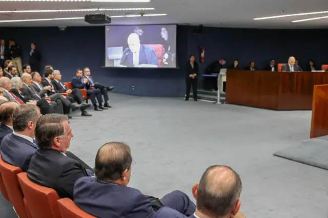 Bolsonaro acompanha julgamento