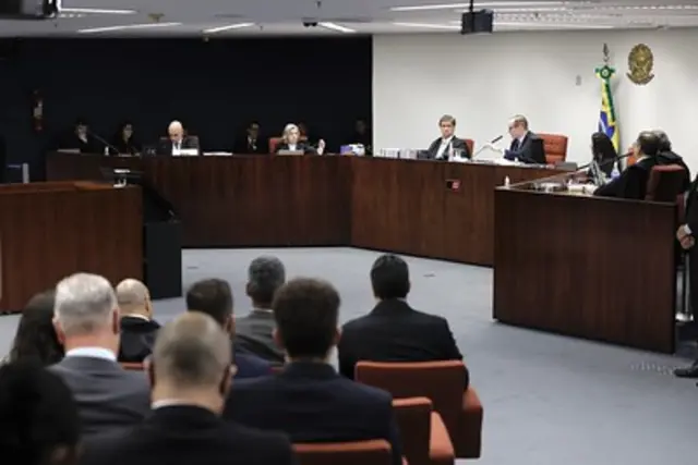 Juizes sentados em sala